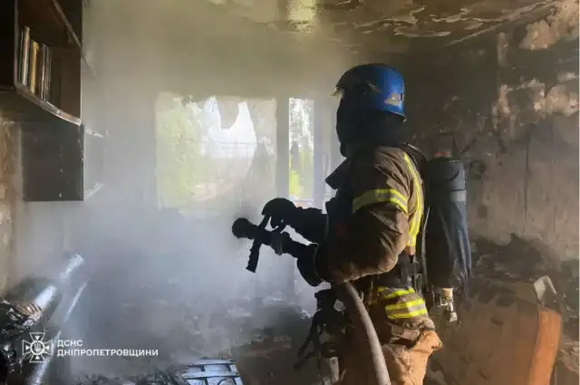 Пожежа в Кривому Розі: рятувальники вивели з задимленого будинку жінку і двох дітей
