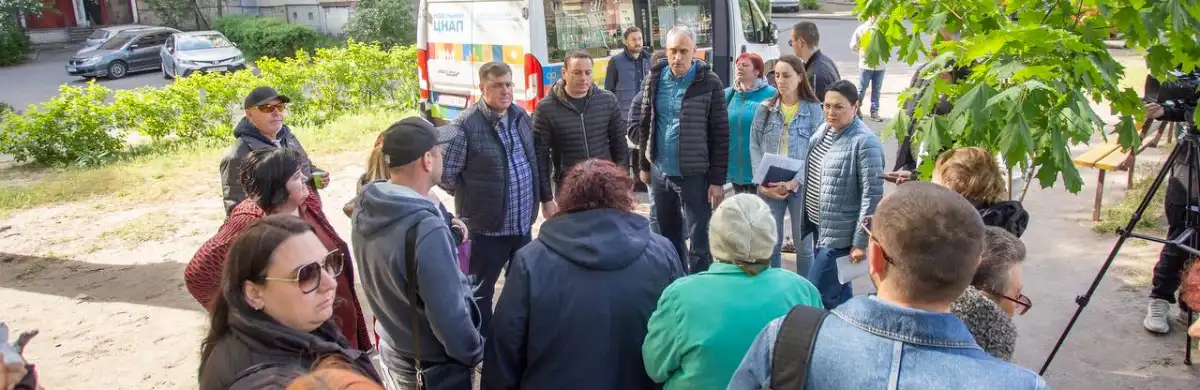 Після удару дрона: у Кам’янському тривають відновлювальні роботи у пошкодженому будинку