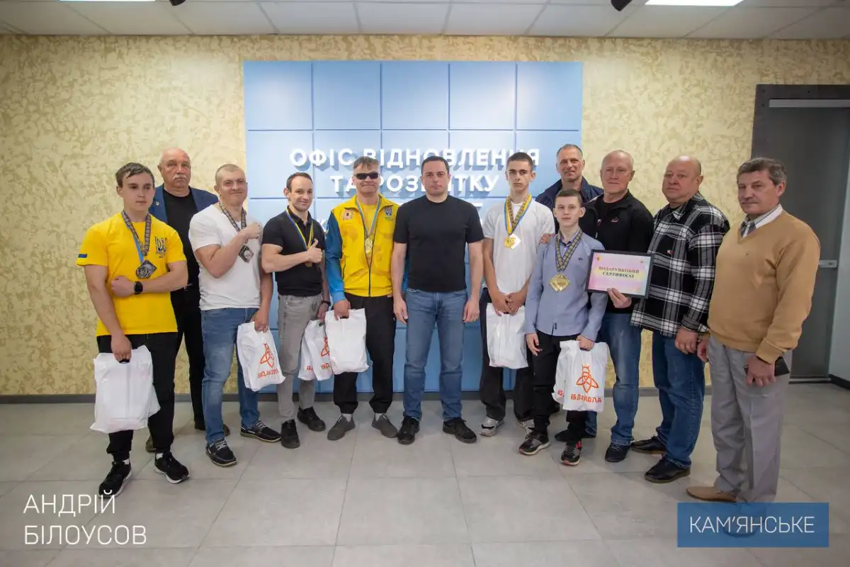 Армрестлери з Кам’янського отримали сертифікат на поїздку до Румунії для участі в чемпіонаті Європи
